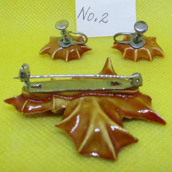 NO 2 VTG Celluloid Holly Berry Christmas Pin Brooch & Matching Holly Berry Chris - Picture 9 of 10